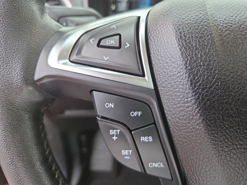 2022 Ford Edge SEL photo 30