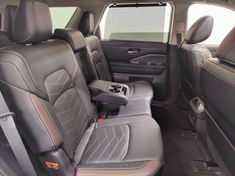 2023 Nissan Pathfinder Platinum V6 AWD BlackImage 23