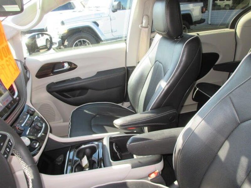 Used 2023 Chrysler Pacifica LimitedImage 22