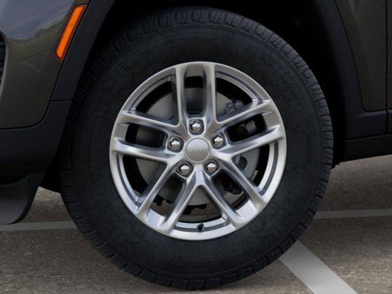 2025 Jeep Grand Cherokee Laredo X photo 4