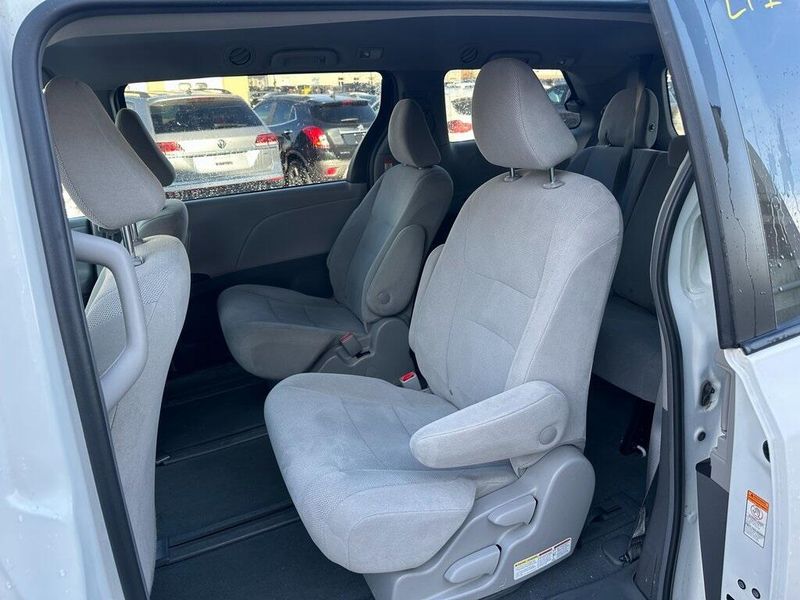 2019 Toyota Sienna LImage 16