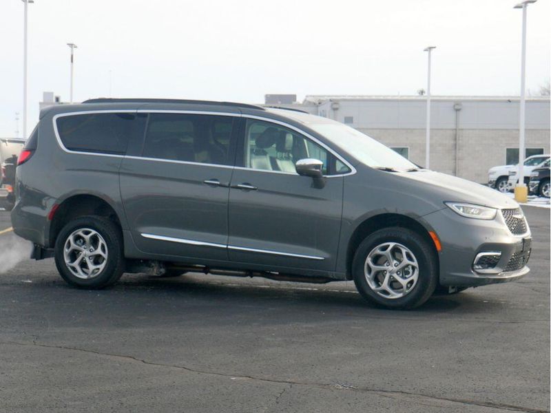 2022 Chrysler Pacifica LimitedImage 8