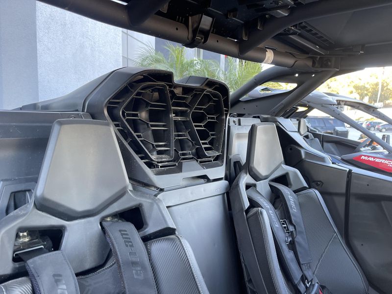 2025 Can-Am MAVERICK R MAX X 999T DCT Image 11