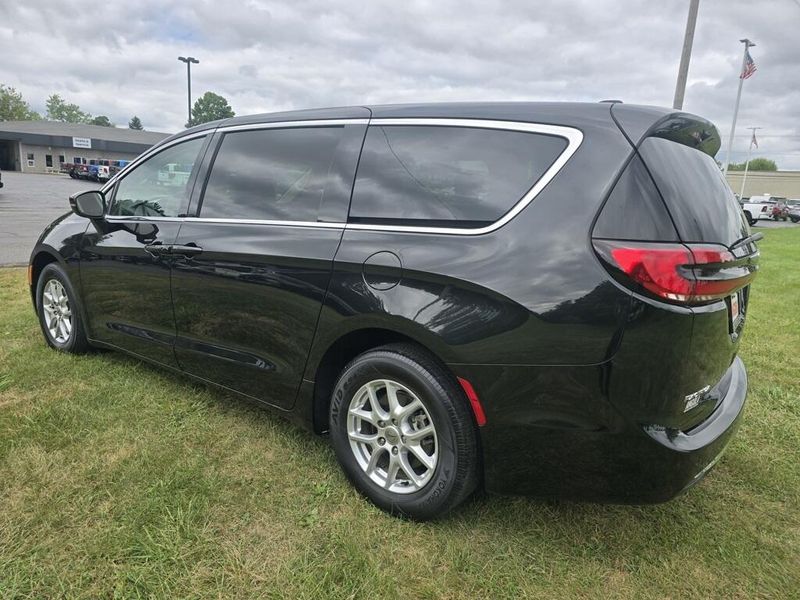 2023 Chrysler Pacifica Touring L photo 7