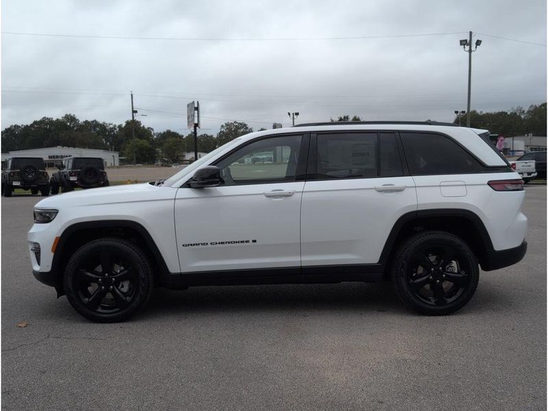 New 2025 Jeep Grand Cherokee Limited 4x2Image 2
