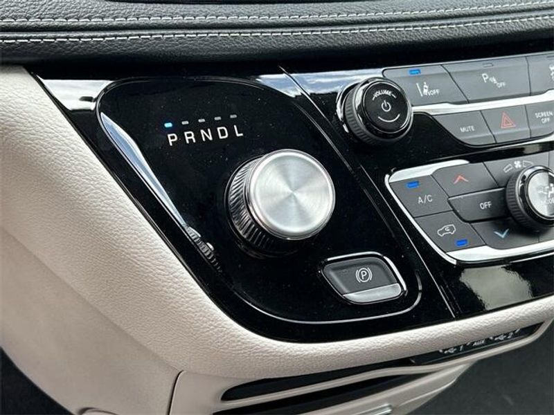 New 2024 Chrysler Pacifica Plug-in Hybrid SelectImage 22