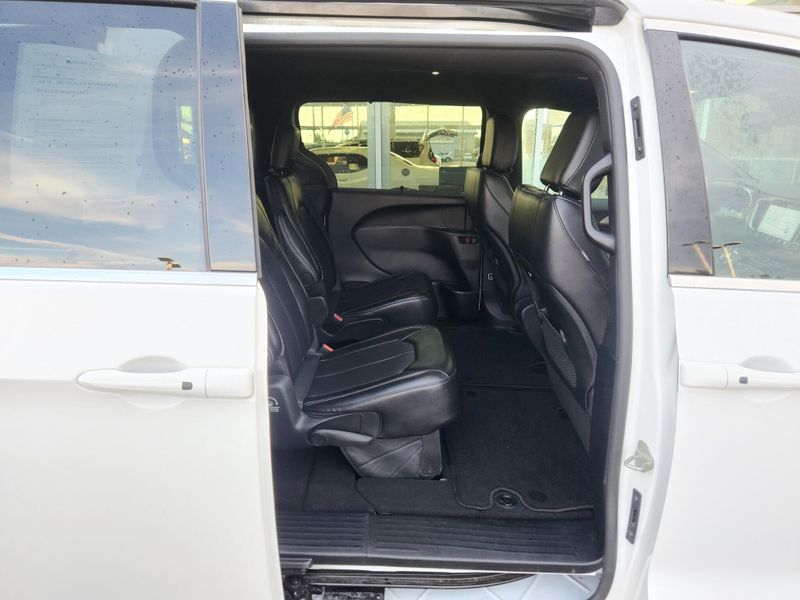 Used 2025 Chrysler Pacifica Select