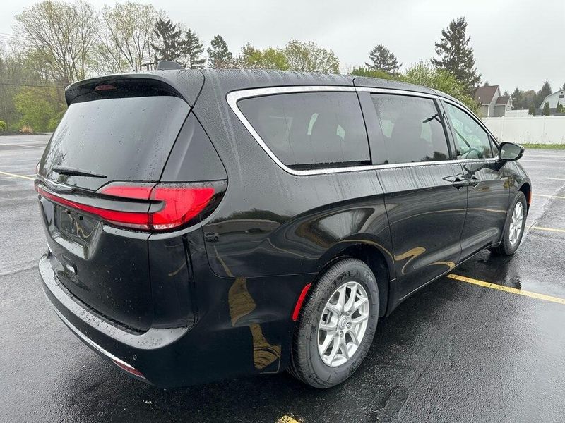 2025 Chrysler Pacifica SelectImage 8