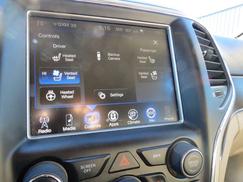 Used 2017 Jeep Grand Cherokee Overland 4x4 4dr SUVImage 17