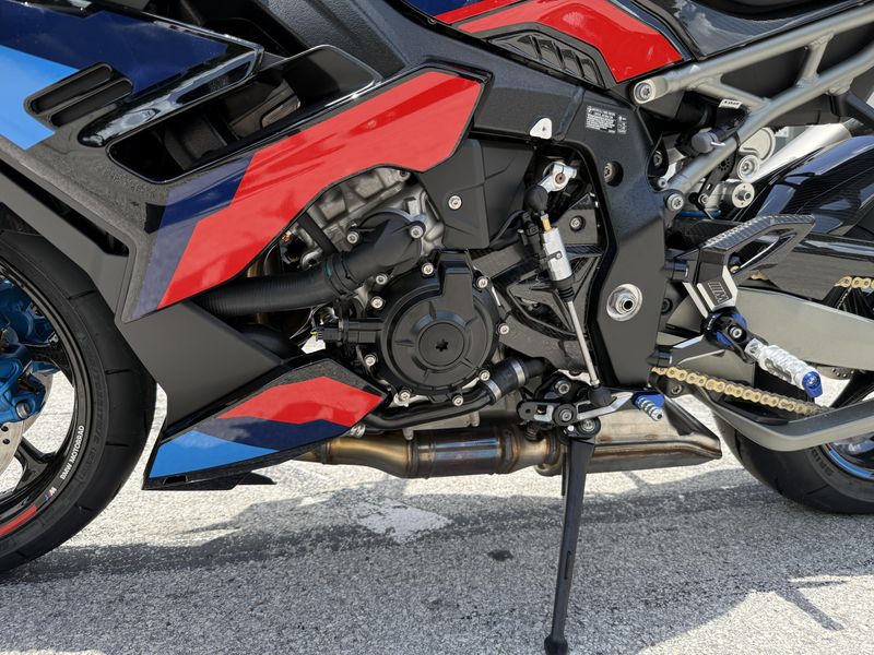 2025 BMW M 1000 R
