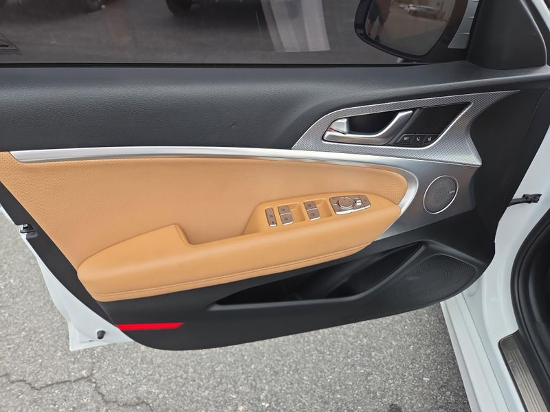 2022 Genesis G70 2.0T photo 14