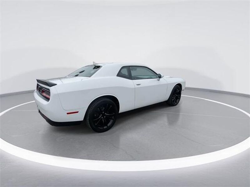 2016 Dodge Challenger SXTImage 8