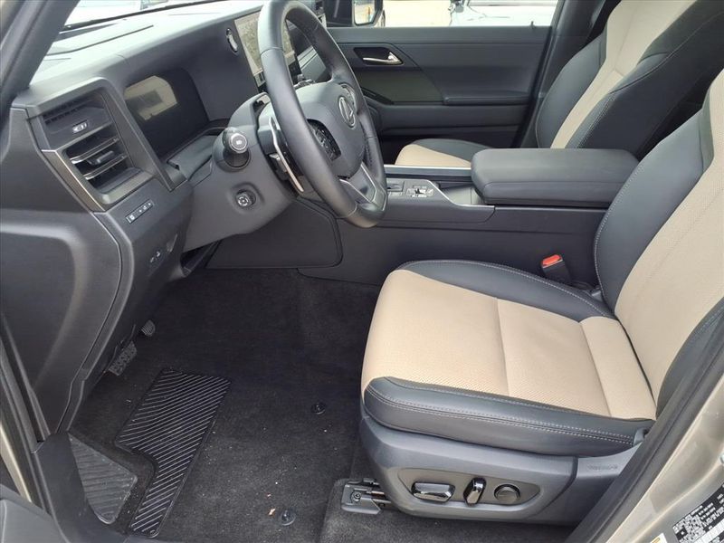 Used 2024 Lexus GX 550 OvertrailImage 13