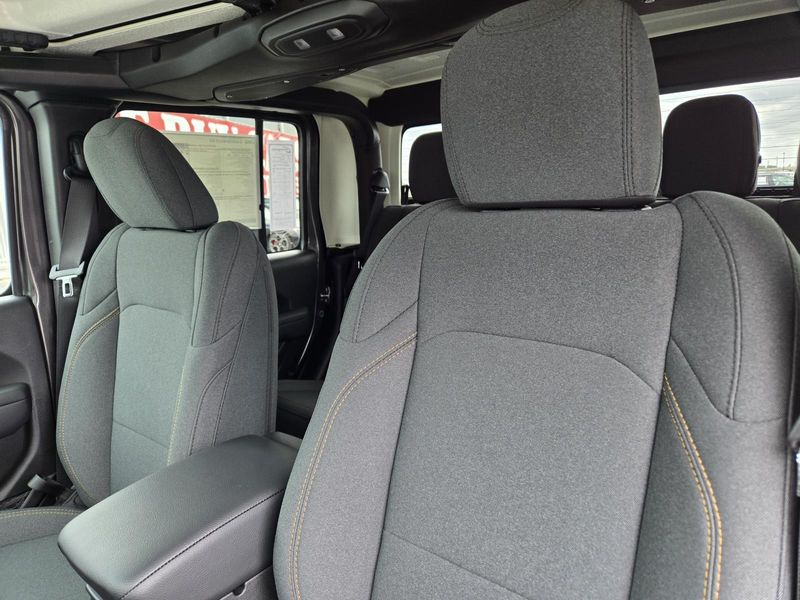 2025 Jeep Gladiator Willys photo 25