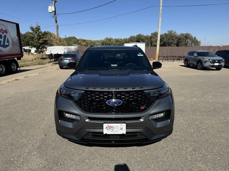 2024 Ford Explorer STImage 3