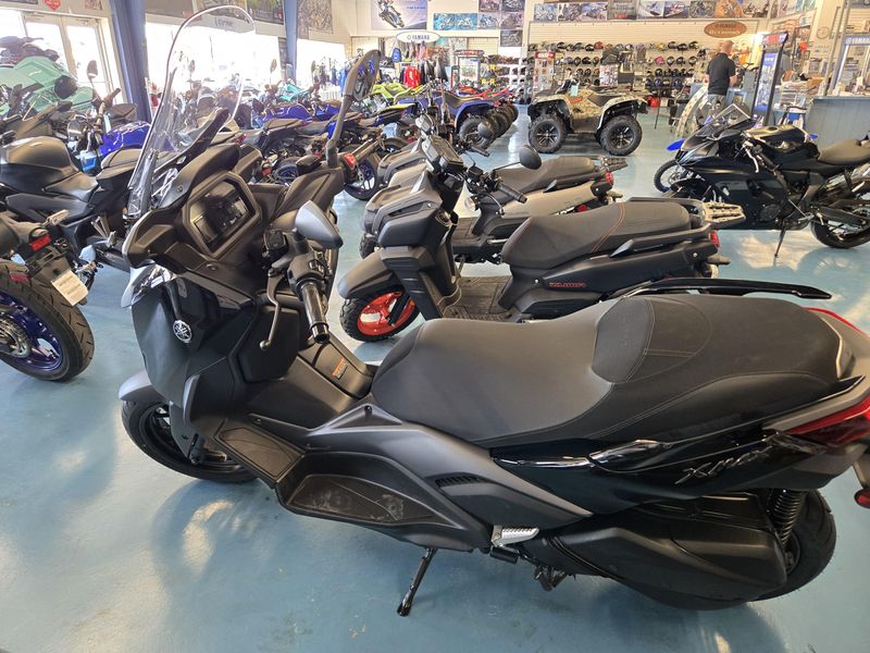 2025 Yamaha XMAX MIDNIGHT BLACK Image 5