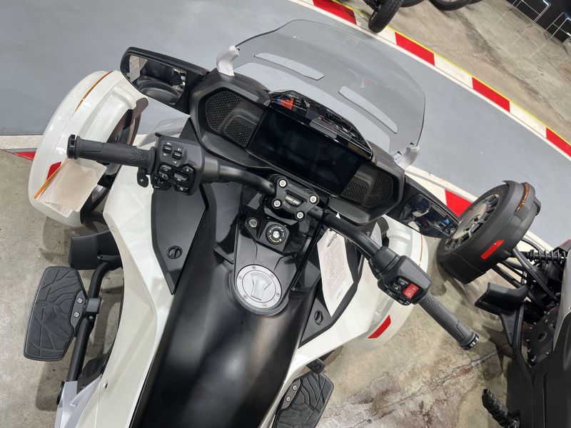 New 2026 Can-Am SPYDER F3 LIMITED (SE6) Image 15