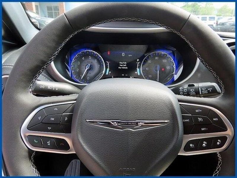 New 2025 Chrysler Pacifica SelectImage 15