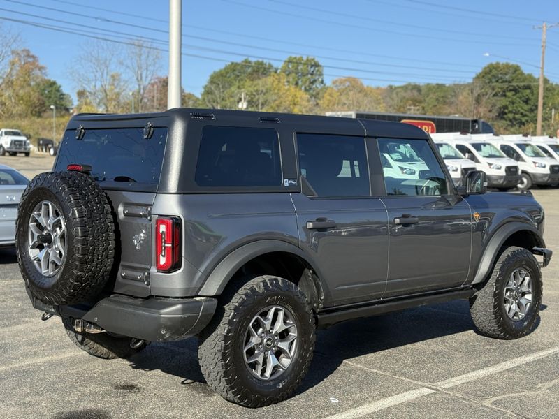 2022 Ford Bronco Badlands photo 2