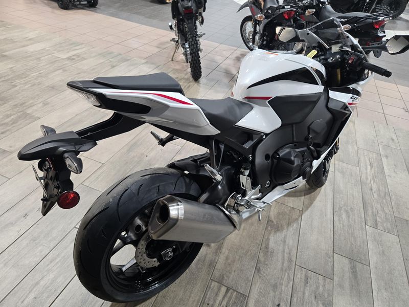 New 2026 Honda CBR1000RR PEARL WHITE Image 8
