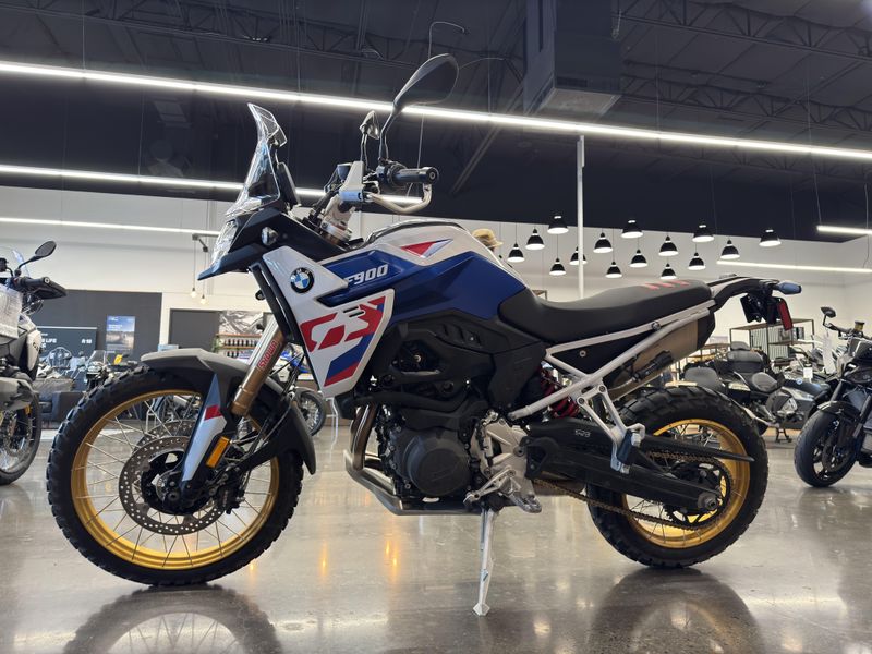 2025 BMW F 900 GS - LIGHT WHITE RACING BLUE RACING RED 