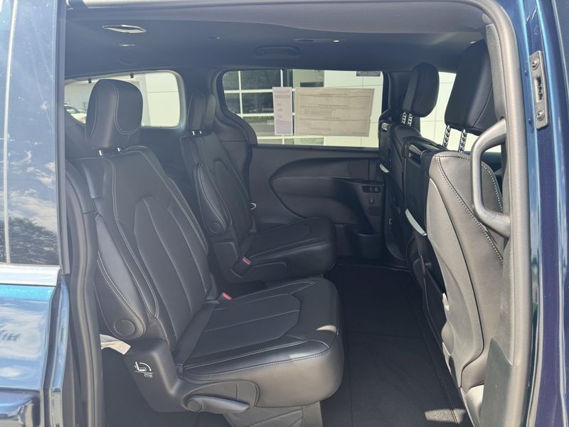 New 2025 Chrysler Pacifica SelectImage 15