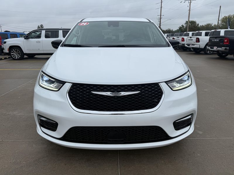Used 2024 Chrysler Pacifica Touring LImage 32