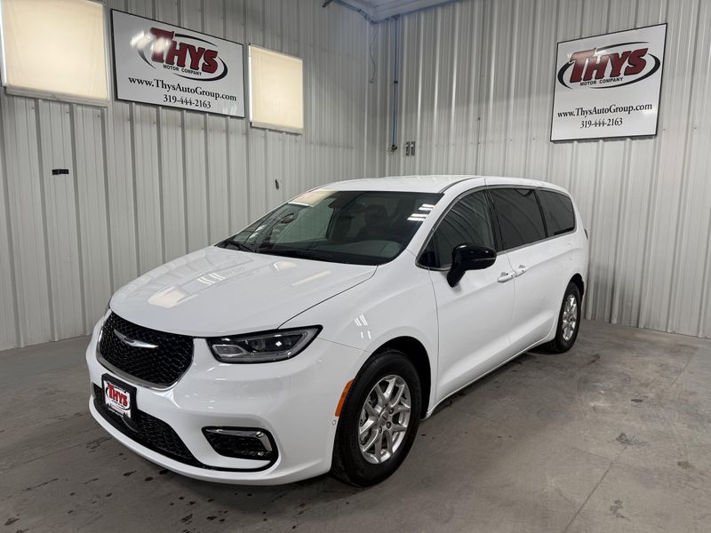 Used 2024 Chrysler Pacifica Touring LImage 15