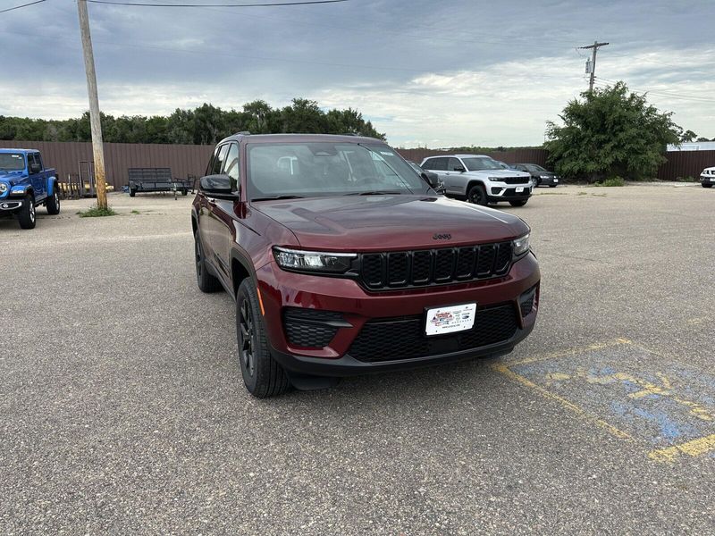 2024 Jeep Grand Cherokee Altitude XImage 2