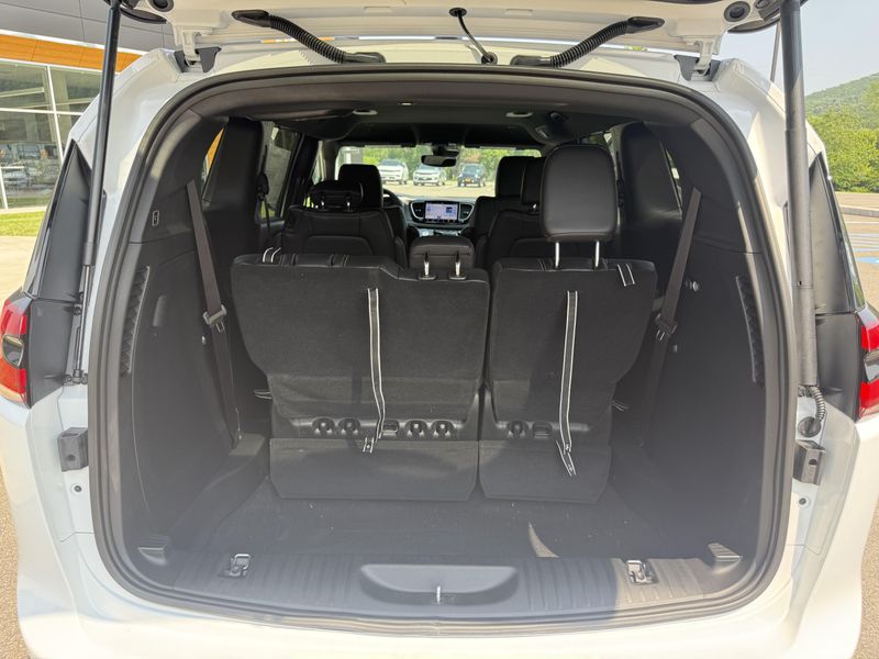 Used 2025 Chrysler Pacifica Select