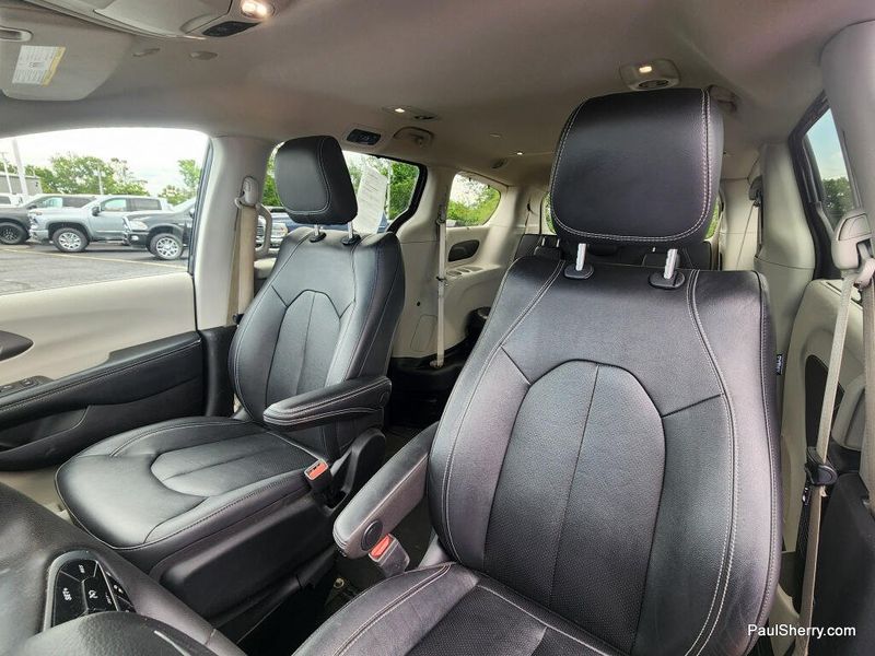 Used 2022 Chrysler Pacifica Touring L