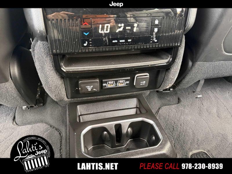 2022 Jeep Wagoneer Series III photo 31