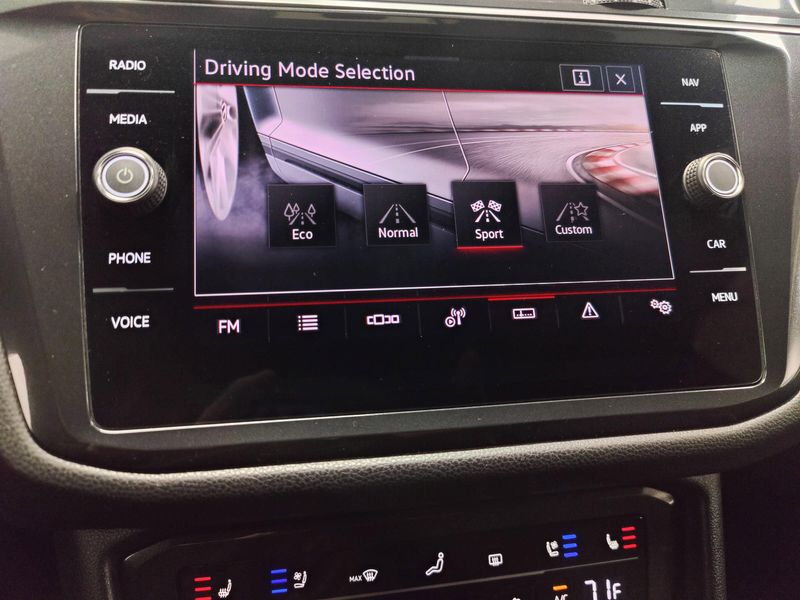 Used 2024 Volkswagen Tiguan AWD SEL R-Line w/Sunroof/NavImage 29