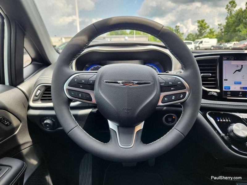 New 2026 Chrysler Pacifica Select