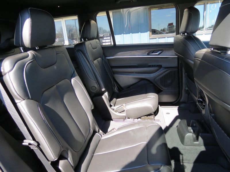 2025 Jeep Grand Cherokee L Limited 4x4Image 32