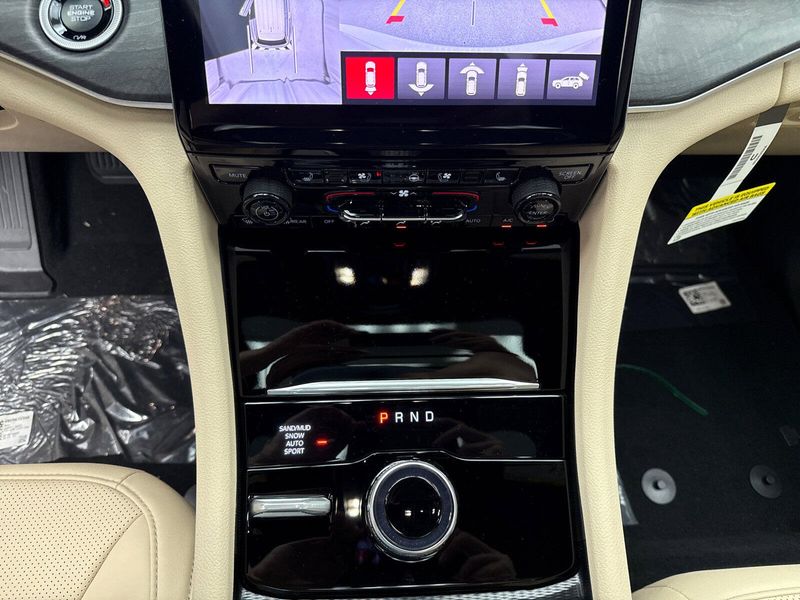 New 2025 Jeep Grand Cherokee Limited 4x4Image 15