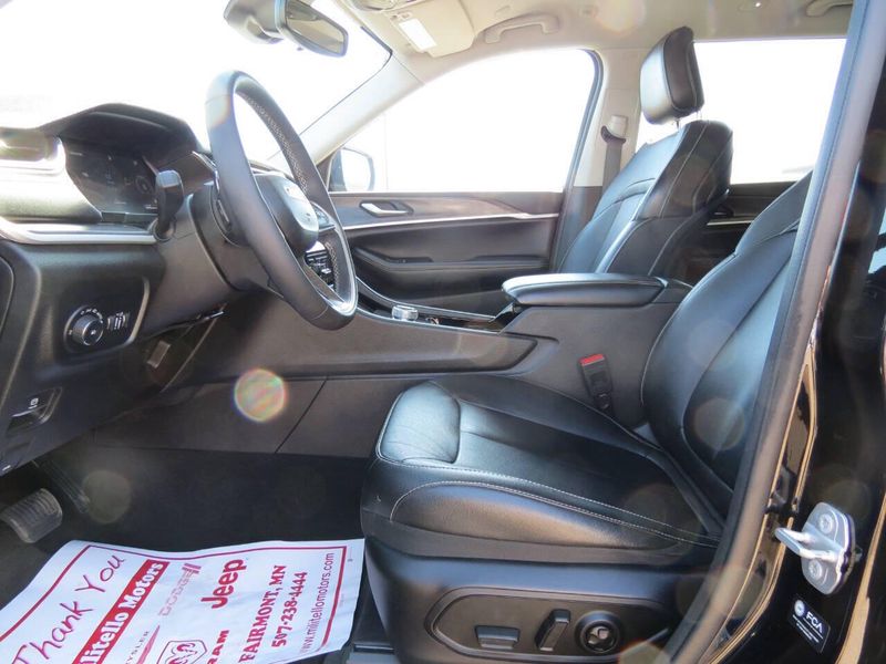 Used 2023 Jeep Grand Cherokee L Limited 4x4 4dr SUVImage 8