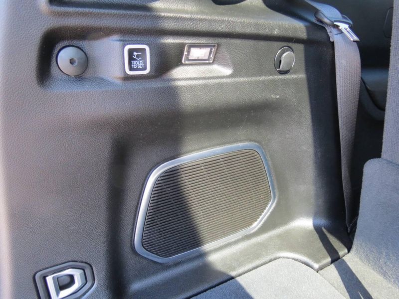 Used 2023 Jeep Grand Cherokee L Limited 4x4 4dr SUVImage 23