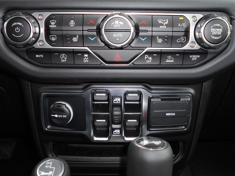 2025 Jeep Wrangler 4-door SaharaImage 16