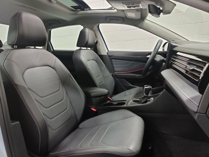 2025 Volkswagen Jetta SEL photo 4