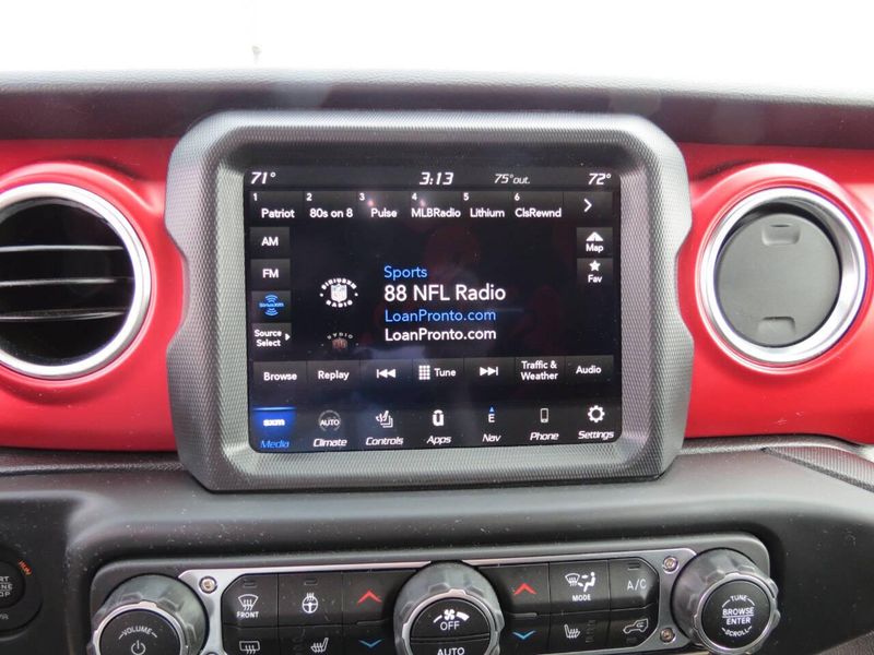 Used 2023 Jeep Gladiator Rubicon 4x4 4dr Crew Cab 5.0 ft. SBImage 15