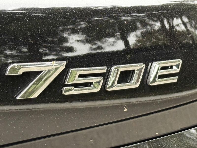 2025 BMW 7 Series 750e xDriveImage 13