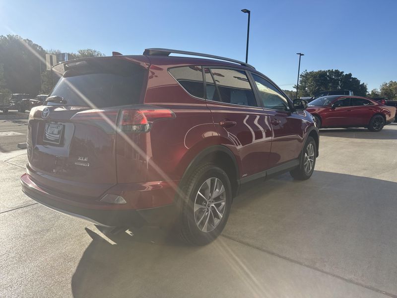 Used 2018 Toyota RAV4 Hybrid XLEImage 5