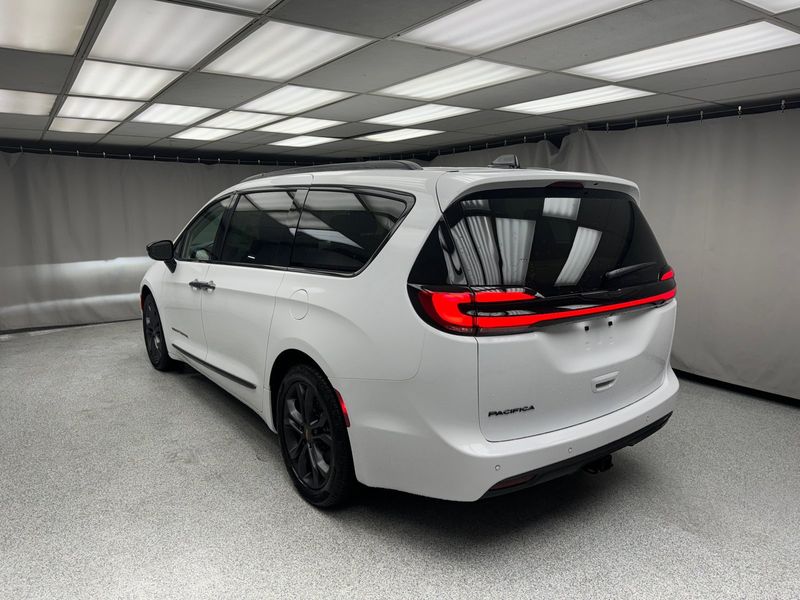 2024 Chrysler Pacifica Touring LImage 2