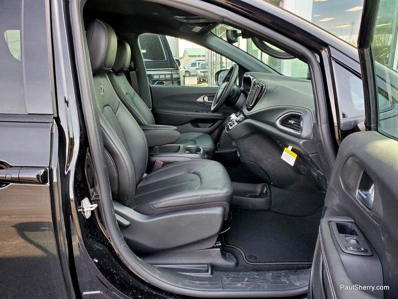 New 2026 Chrysler Pacifica Select