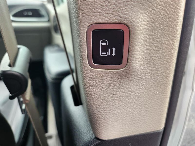 Used 2023 Chrysler Pacifica Touring L