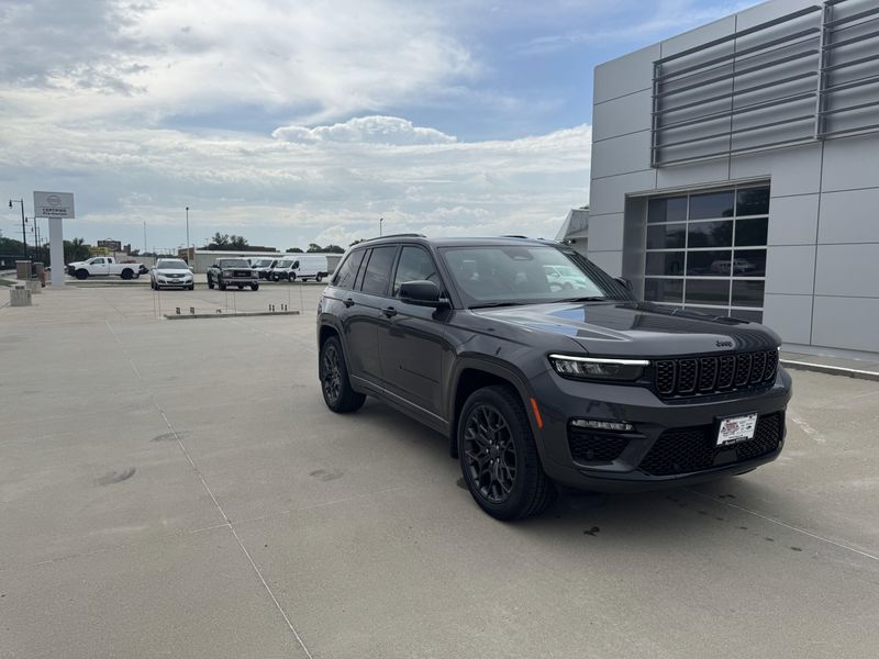 New 2025 Jeep Grand Cherokee SummitImage 2