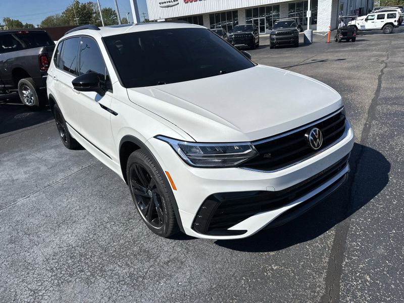 Used 2023 Volkswagen Tiguan SE R-Line BlackImage 3
