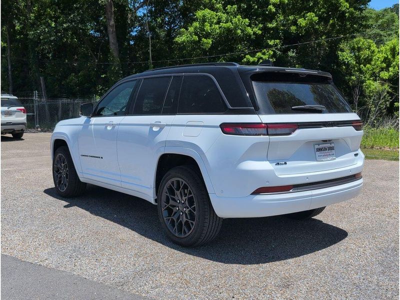 New 2026 Jeep Grand Cherokee Summit 4x4Image 3