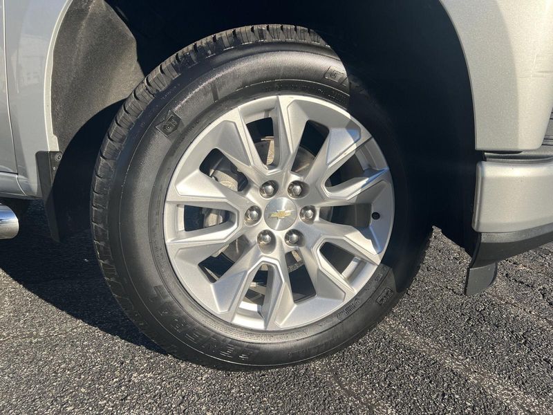 2020 Chevrolet Silverado 1500 Custom photo 2